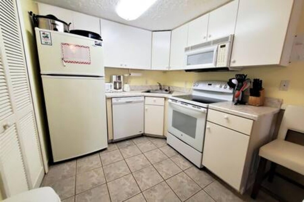 Patio Condo Poolside - Standard Sleeps 4 Pa104 view 5
