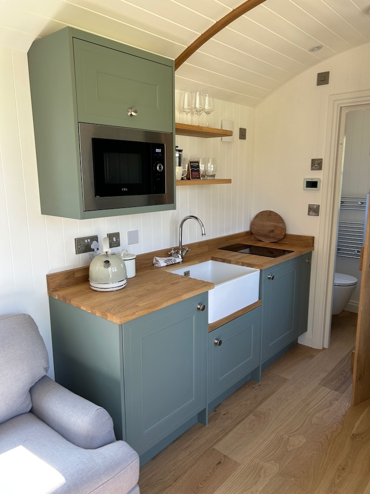 Luxury Shepherds Hut Near Glamorgan Coast