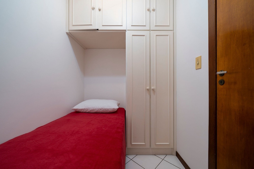 Apartment w Balcony 250m From Praia Central Erj101