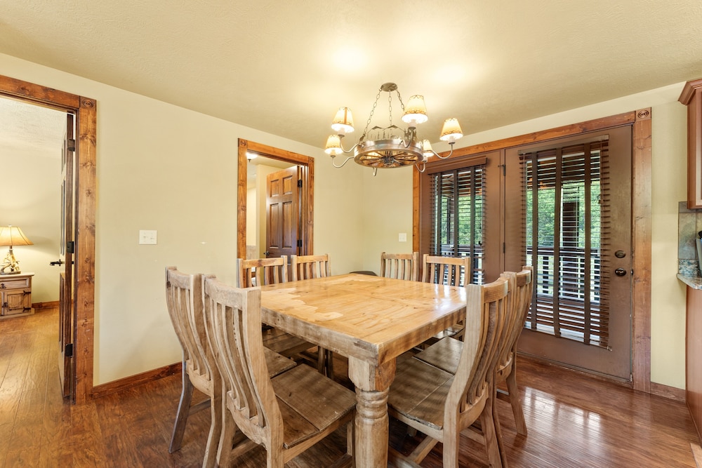Timeless Memories Lodge 6 Bedroom Cabin by RedAwning