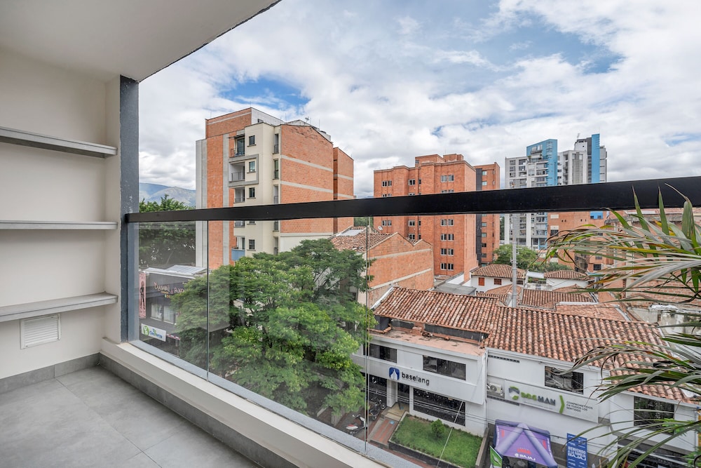 HOUSY Laureles