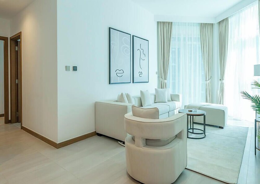 Elegant High Floor 2BR Urban Oasis