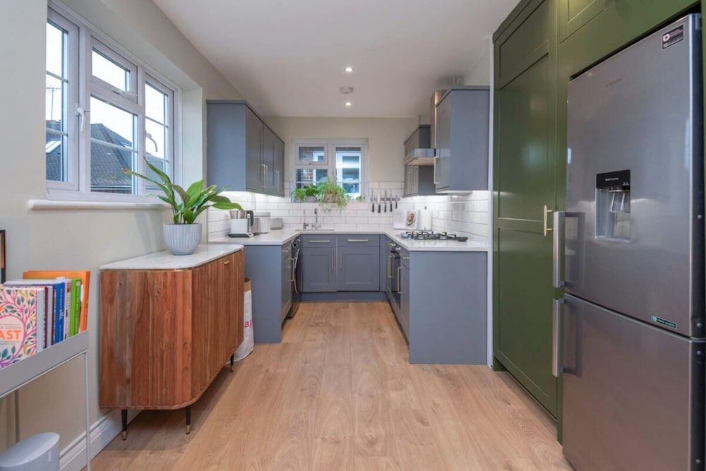 2 Bedroom Apartment - 200m From Richmond Park view 3