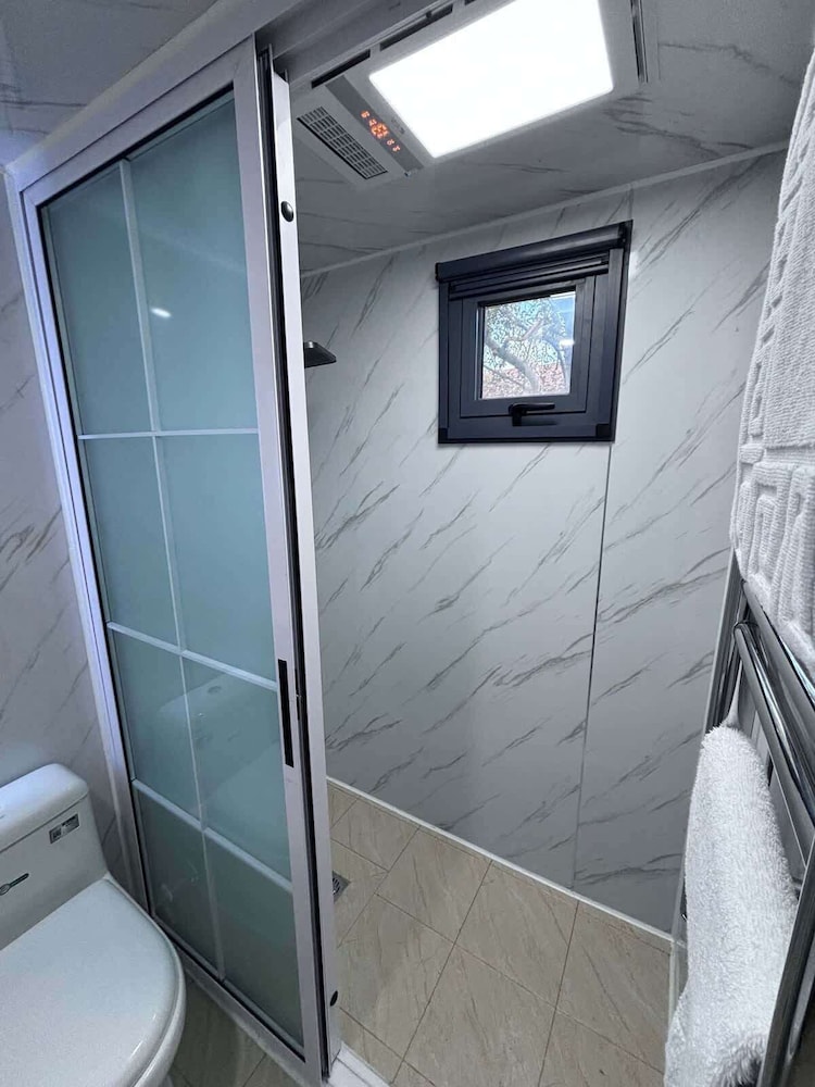 Glamping Pod With Hot Tub in Orchard