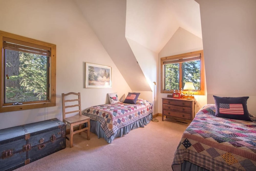 Ellis Peak by Avantstay Beautiful Mckinney Cabin w/ Filtered Lake Views view 3