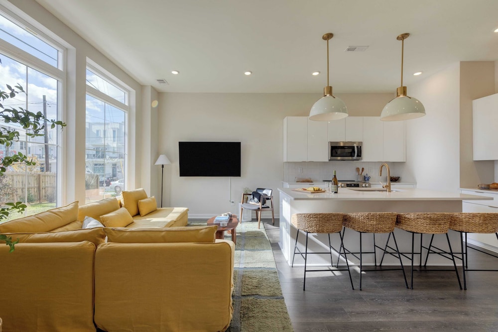Sleeps 16 2 Modern Townhomes, Minutes to Broadway Lischey & 98 Degrees