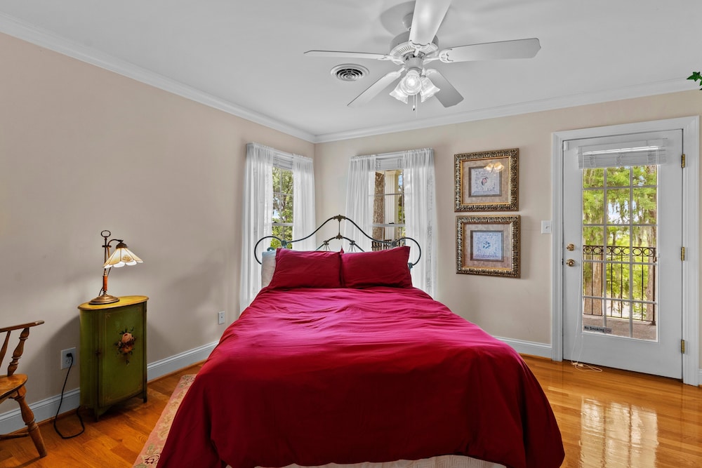 Lake Escape - Lake Waccamaw 7 Bedroom Home