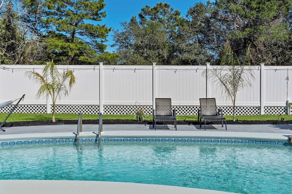Spacious 3BR w/ Tiki Bar + Shared Pool Walk to Beach, Near 30A & Pier Park