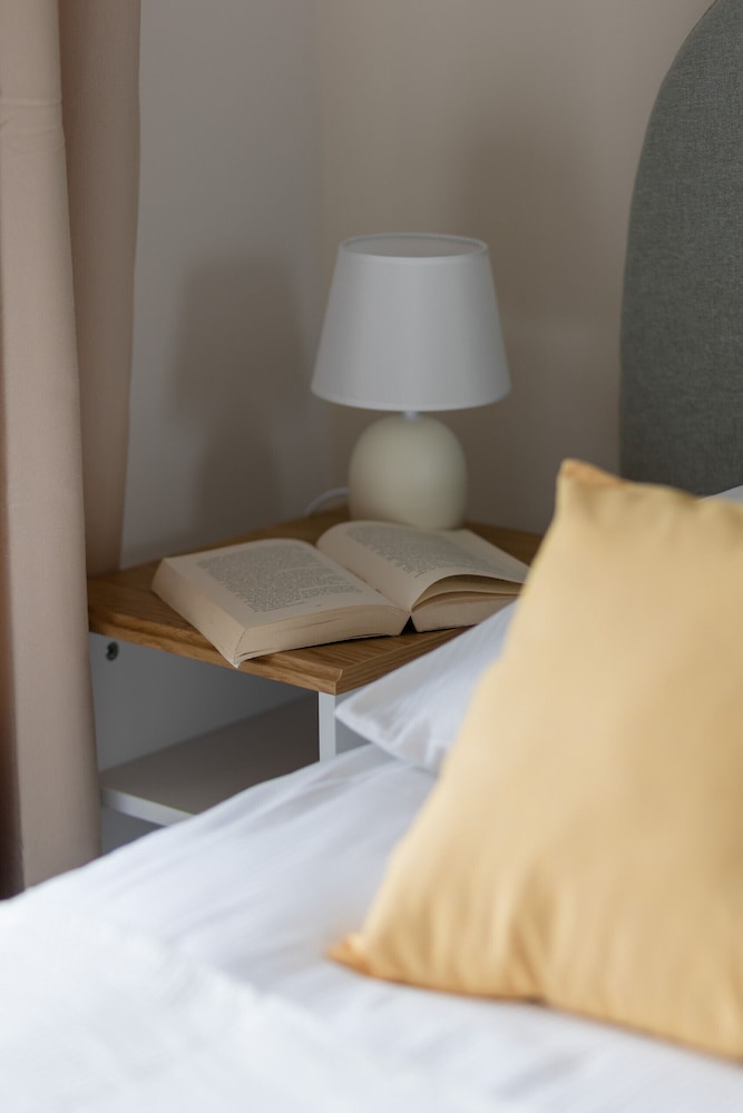 Bright & Modern Apartment by Renters view 3