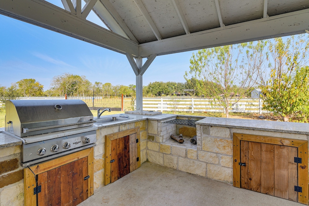 Farm Animals On-site: Needville Ranch Getaway!