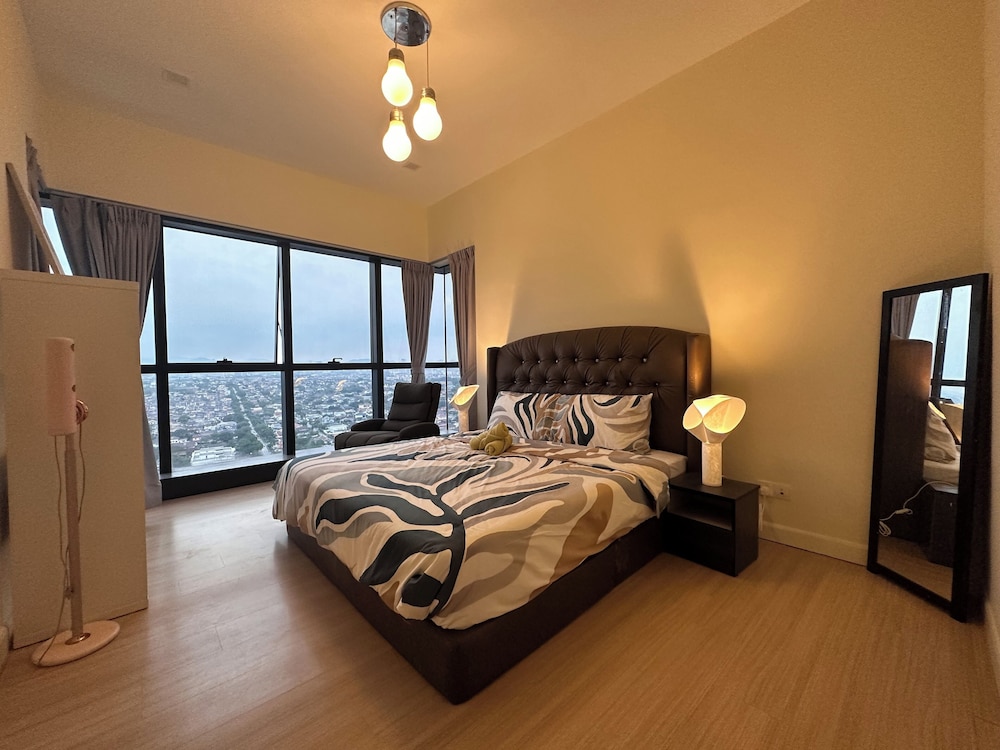Skyline Luxe 4BR Retreat with En-suites
