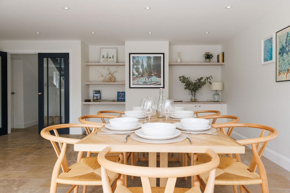 Chic 4-bed Coastal Retreat in Heart of Bosham