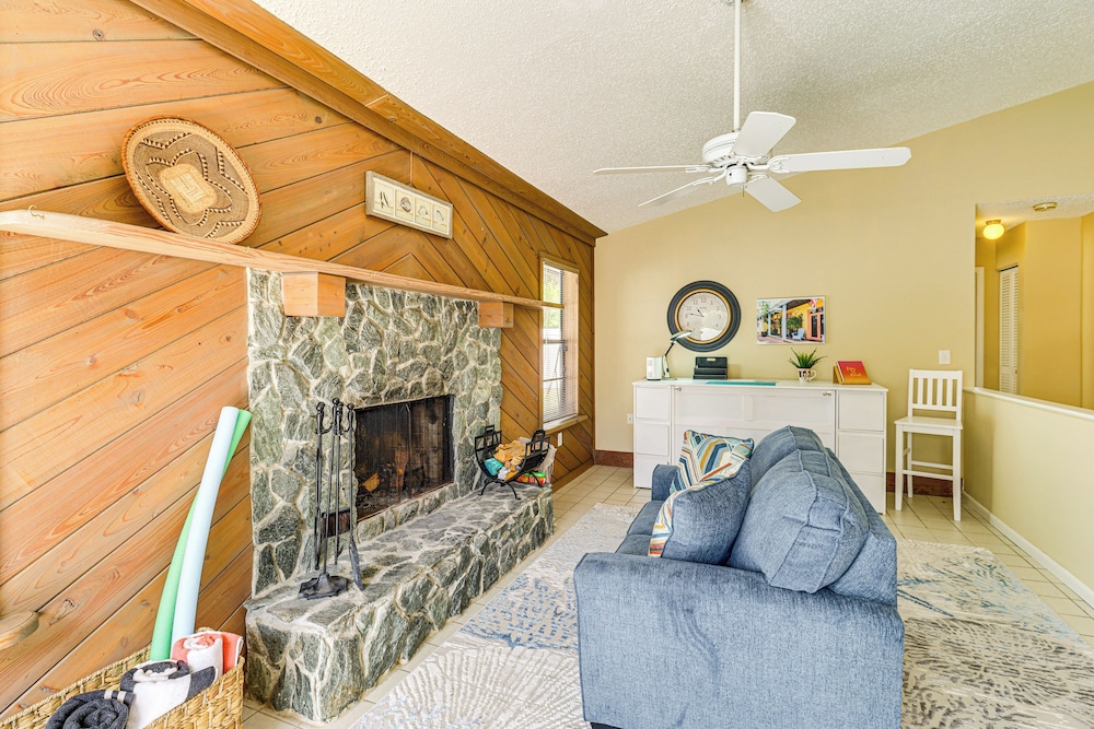 1 Mi to Dtwn Stuart: Bright Home w/ Pool & Spa!