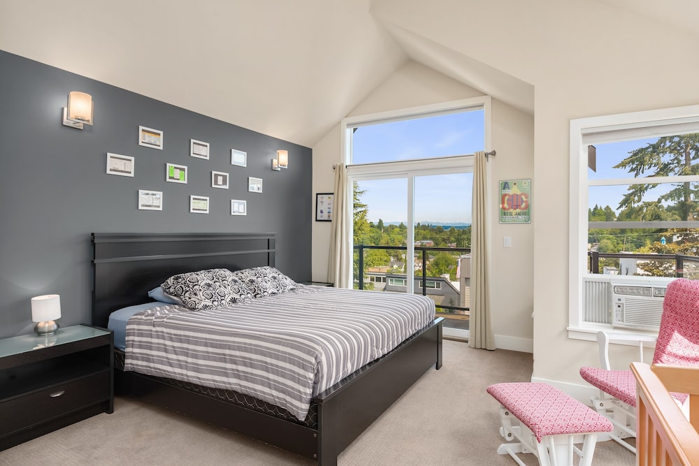 Seattle Vacation Home: The Aerodrome