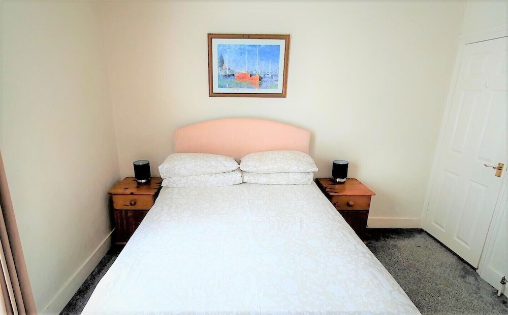 3-bed House With Superfast Wi-fi, DW Lettings 15vr view 5