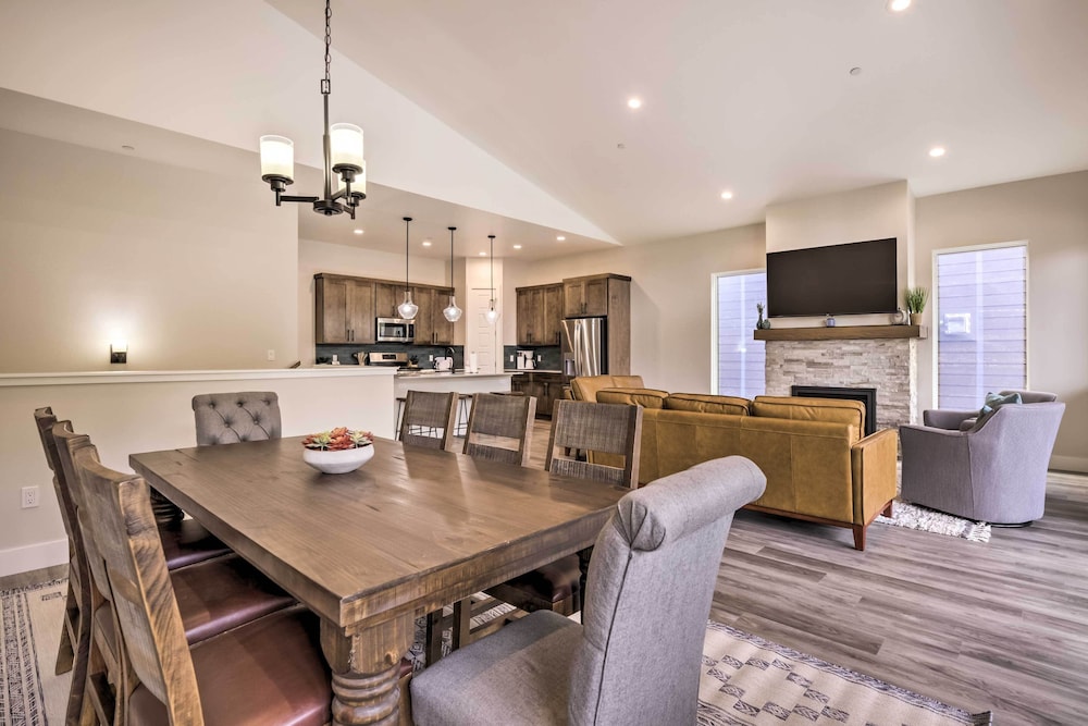 Townhome w/ Hot Tub Across From Ski Lifts! view 2