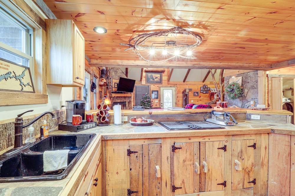 Pet-friendly Butler Cabin w/ Hot Tub, Walk to Lake view 4