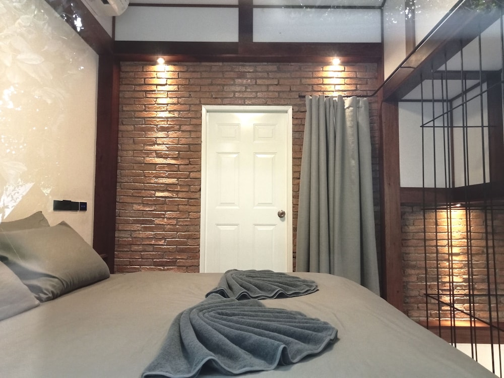 The Reef Hotel & Studios