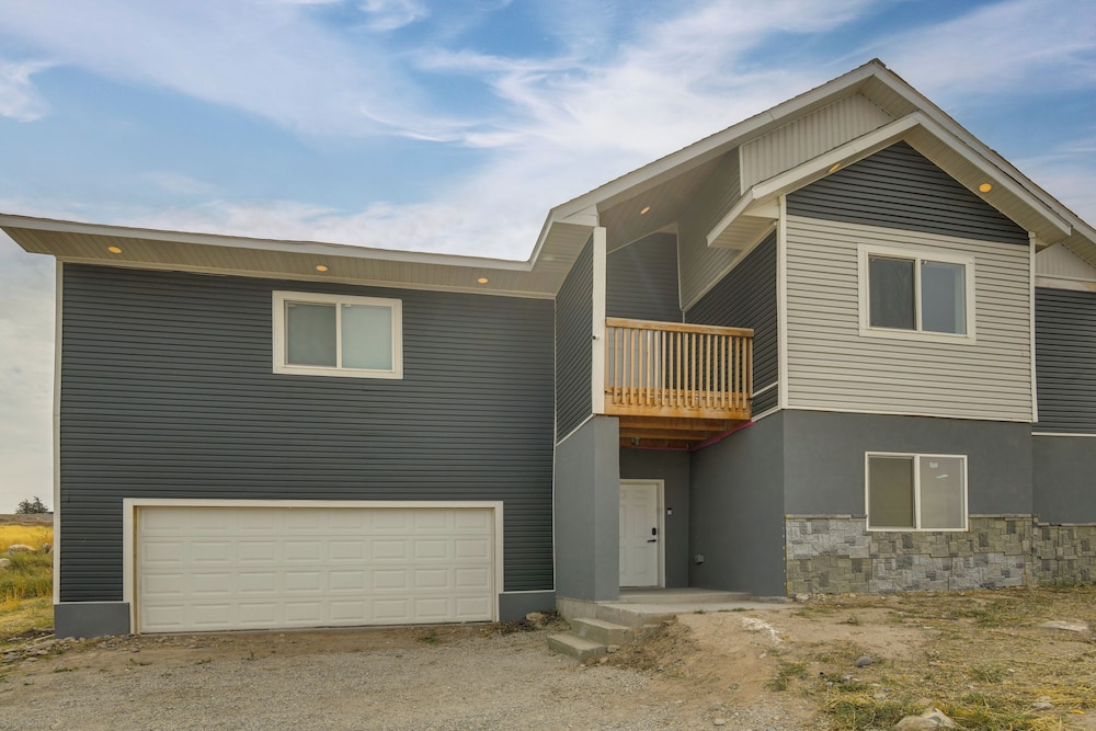 Balcony & Stunning Views: Airy Apt in Idaho Falls