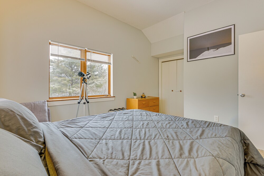 Walk to Mount Snow Resort: Unit w/ Pool & Hot Tubs