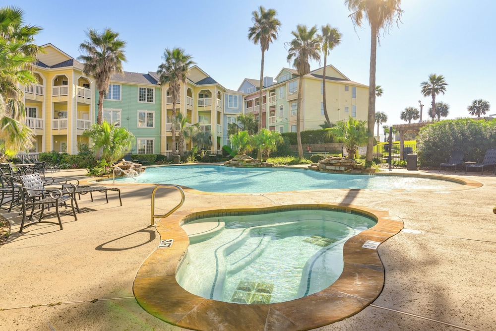 Walking Distance to Babe's Beach: Condo w/ Balcony