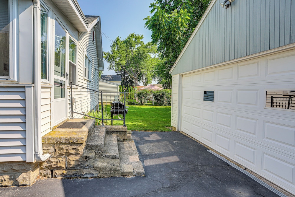 Walk to Private Beach: Lake Erie Retreat w/ Yard!