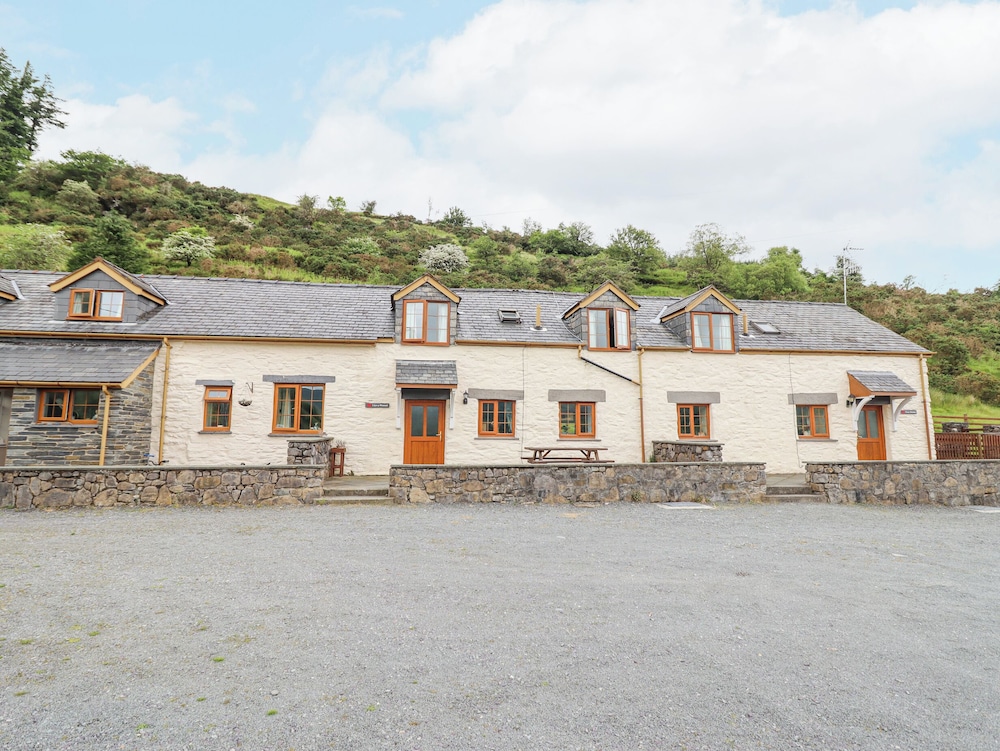 Llys-y-wennol