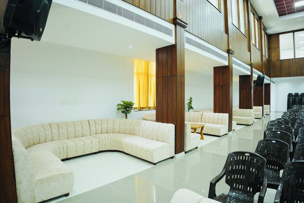 Shambhavi Hotel & Convention Centre