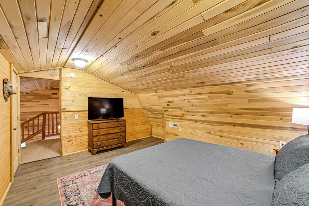 Steps to Kentucky Lake: Cozy Cabin w/ Deck!