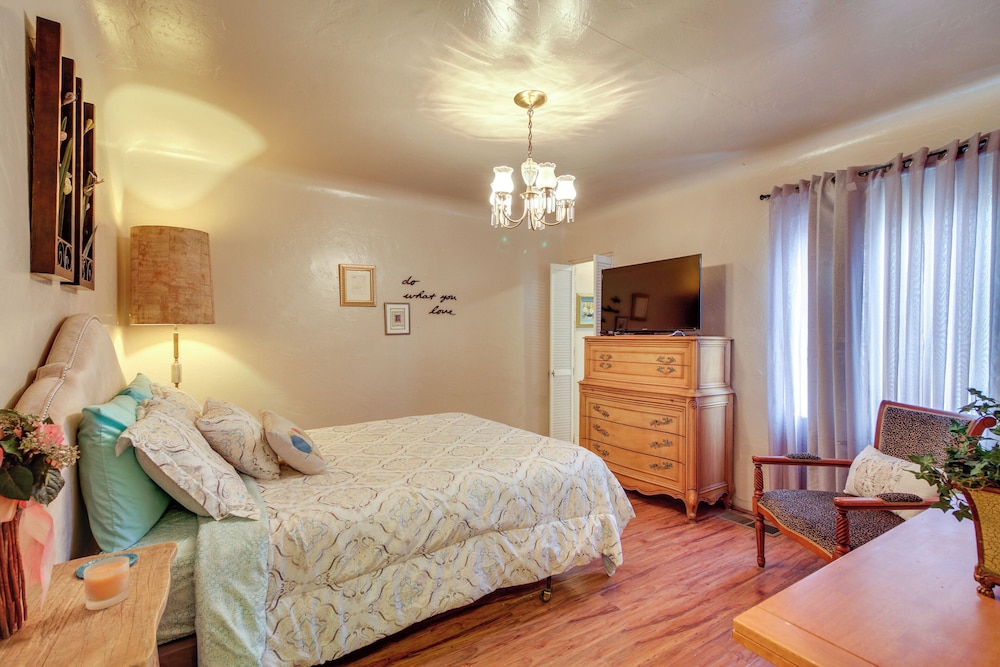 Albuquerque Home w/ Patio < 1 Mile to Nob Hill! view 5