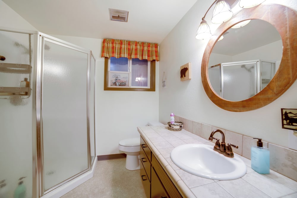 Mtn-view Oasis w/ Pool Access in Garden Valley