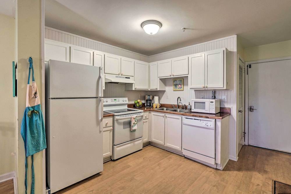 Steps to Beach & Pool Area: Hilton Head Condo