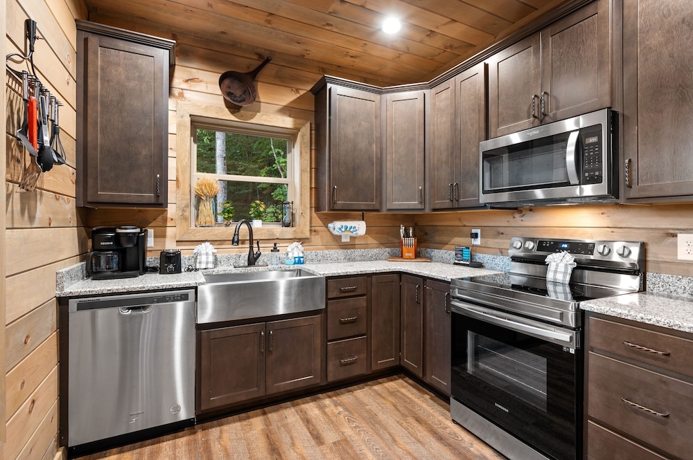 Goodness Gracious 3 Bedroom Cabin by RedAwning - Property Image 38