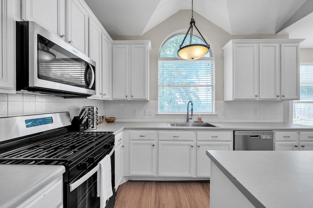 Modern 4br Gem Chic Comfort In Austin 4 Bedroom Home