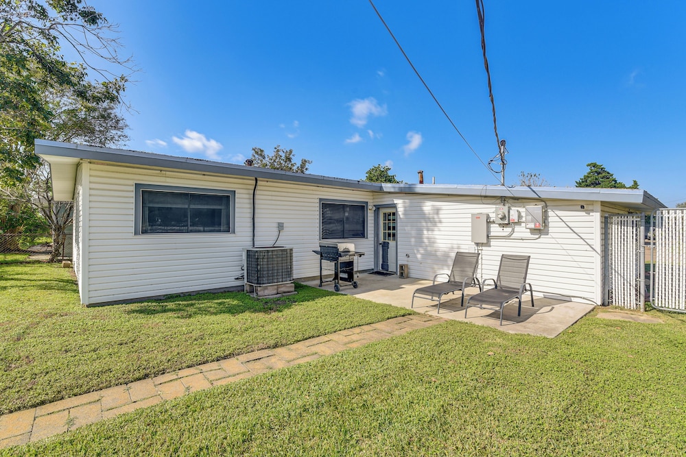 5 Mi to Texas City Dike & Beach: Home w/ Yard!