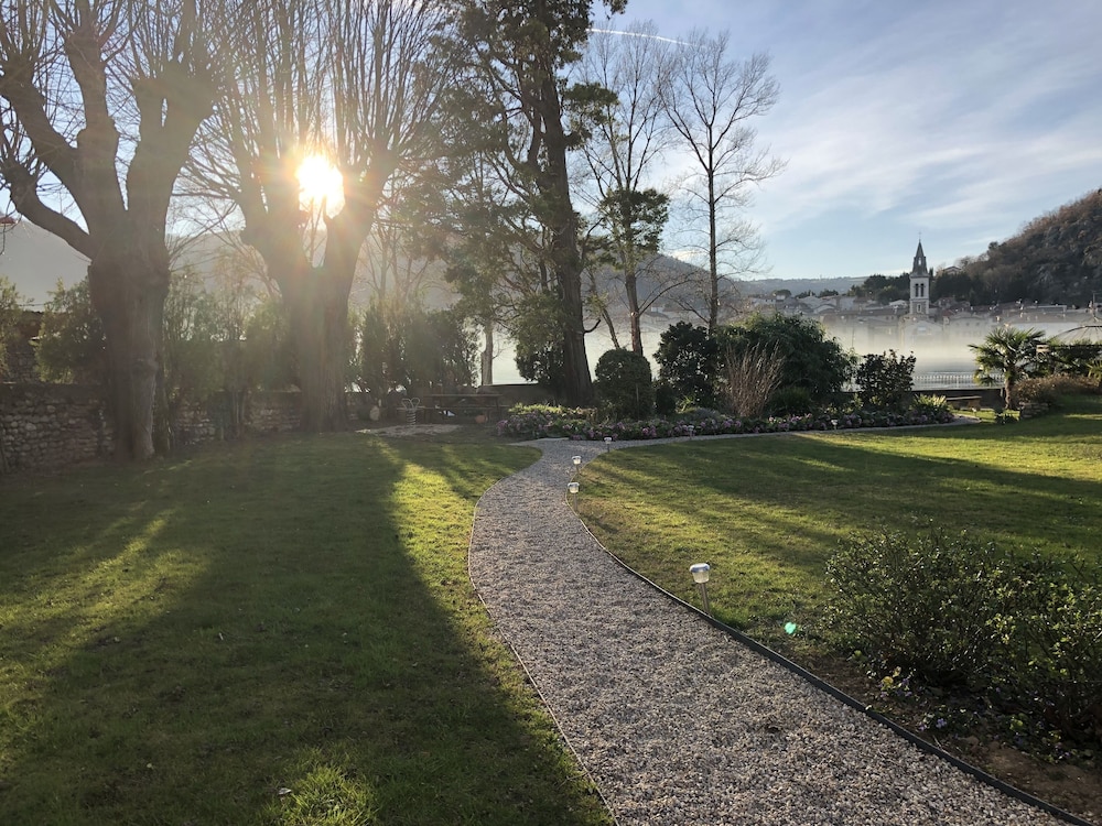 Villa Rhôna