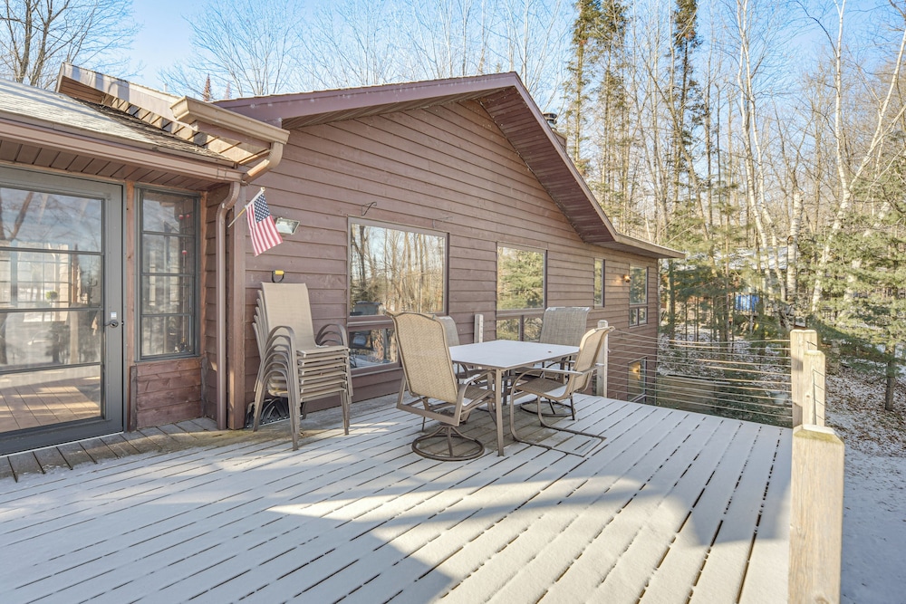 Boat Dock, Full Gym: Waterfront Nelson Lake Gem!