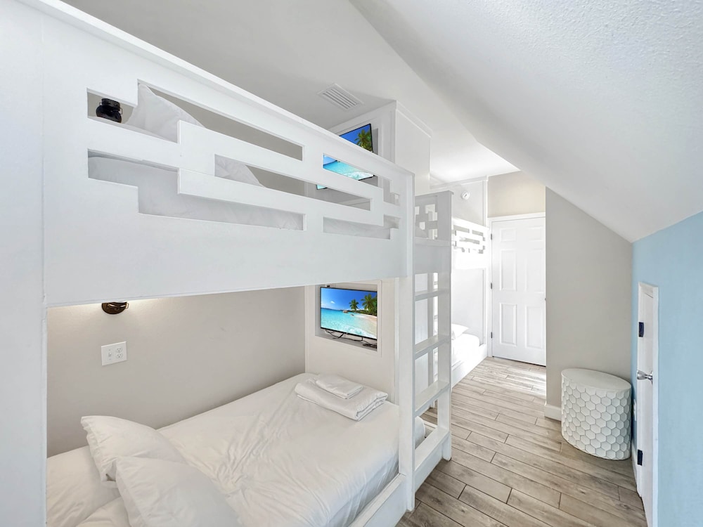 Pass Time - Beachfront for 24