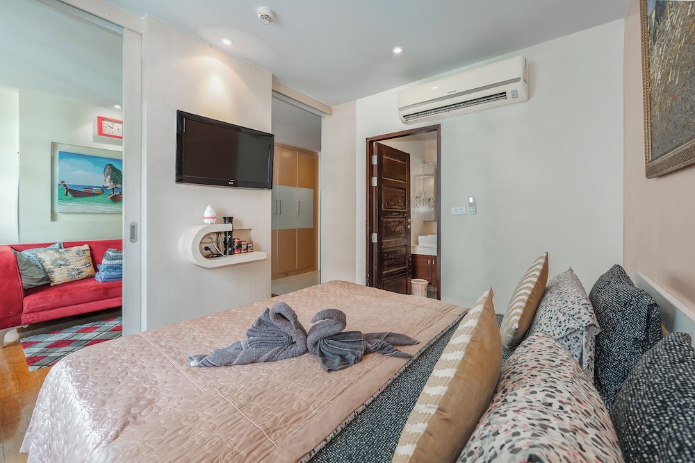 950m to Patong Beach Pool&Gym C211