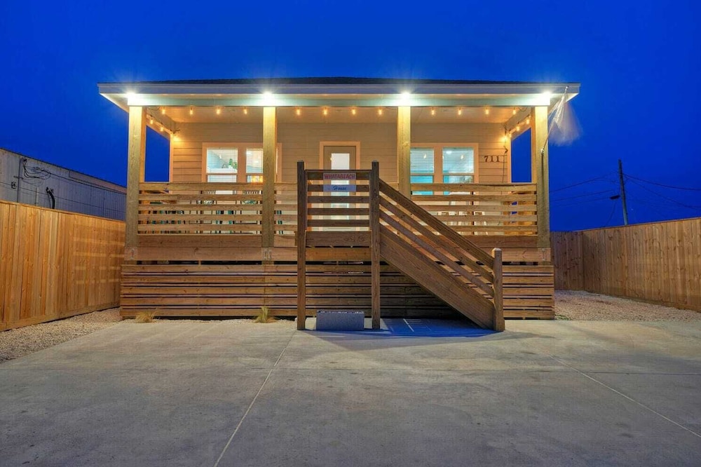 Sleeps 22! 2 Homes Priv Pool, Putting Green, Bar, Deck, Prime Port A Location