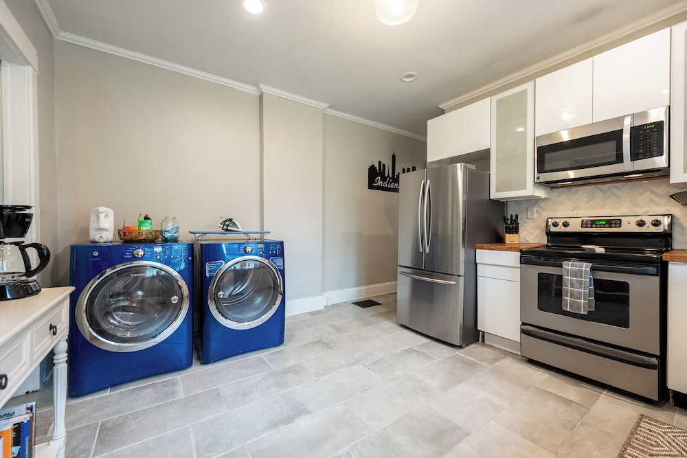 Spacious Duplex for 14 in Downtown