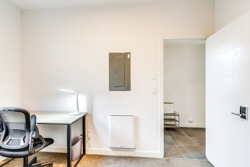 Walk to UW: Townhome w/ Rooftop Patio!