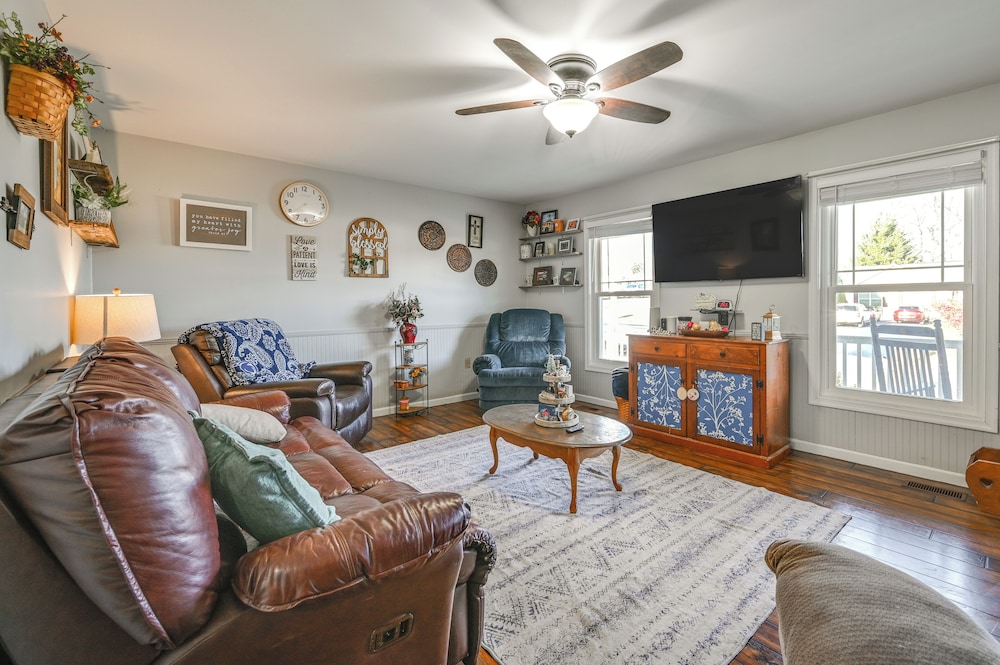 Large Family Home: 5 Mi to Dtwn Hagerstown!