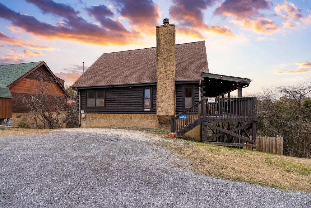 Cozy Cabin Hot Tub Balcony Golf Simulator Near Pigeon Forge Smoky Mountain Group Retreat Mountains Are Calling by Avantstay