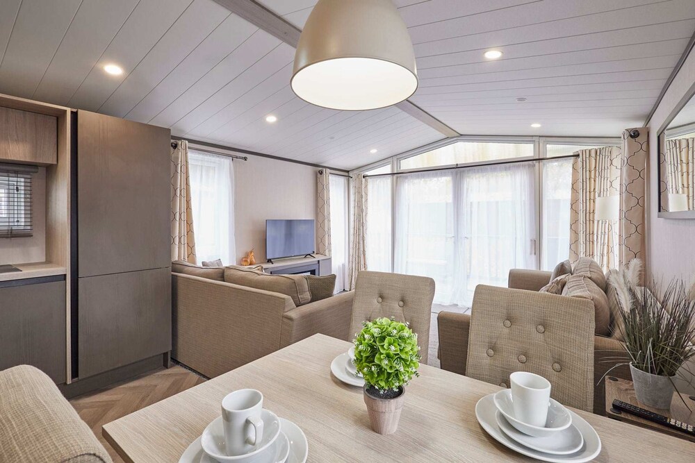 Host Stay Royal Pines Lodge