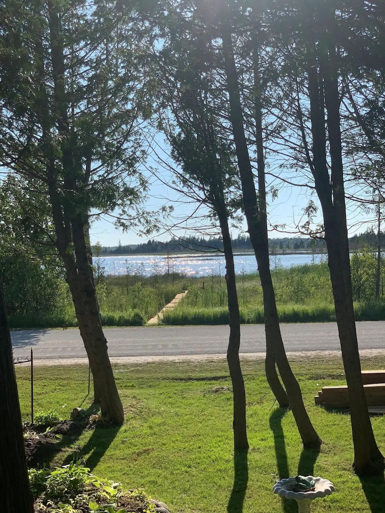 Bright Spacious Chalet on Lake Huron - Private