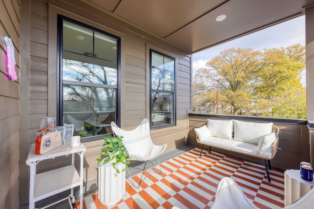 Sleeps 24! 3 Modern 4bdr Townhomes w/ Covered Patios Nashville Group Retreat