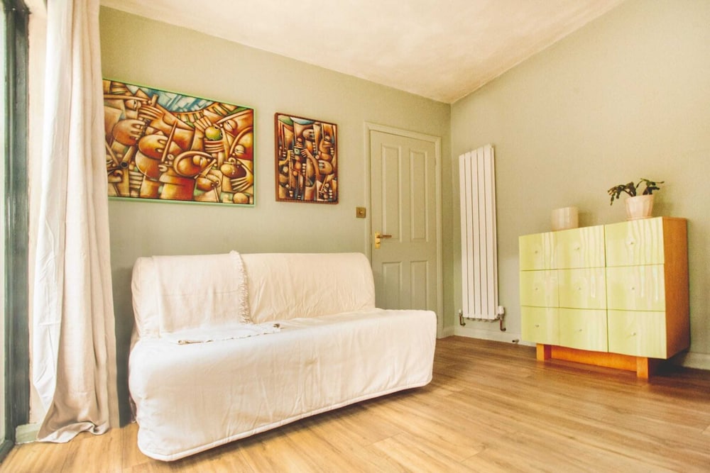 Tranquil Catford Retreat: Sleeps 4, With Garden