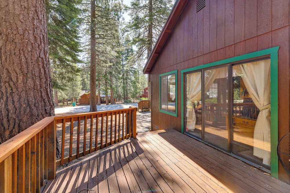 Quiet Truckee Retreat w/ Deck, 5 Mi to Donner Lake