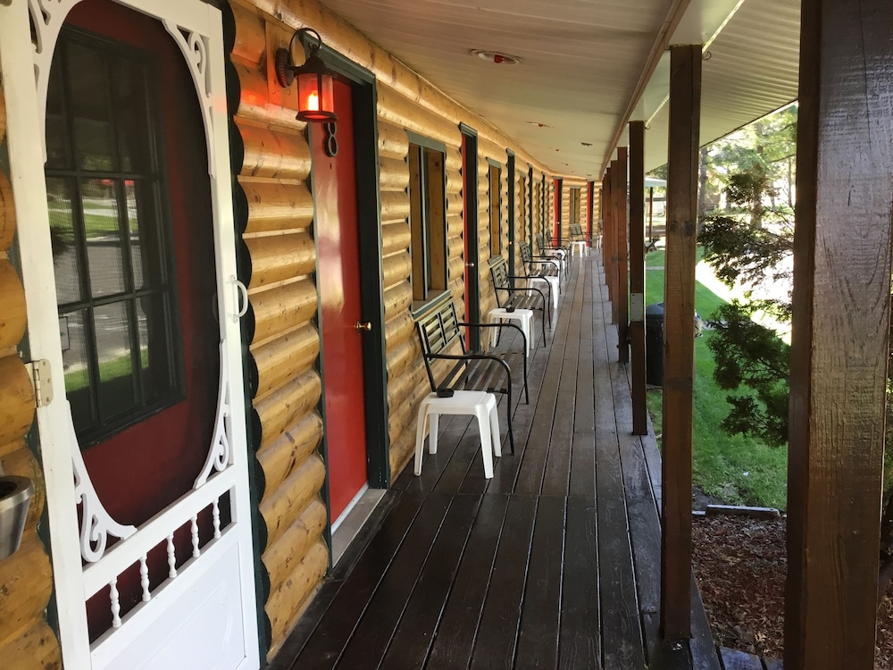 Hotel Pines Motel - Image 1